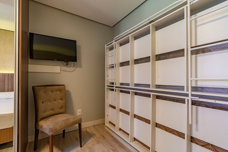 APTO DE LUXO À 300mts RUA COBERTA, 2 SUÍTES, MOBILIADO