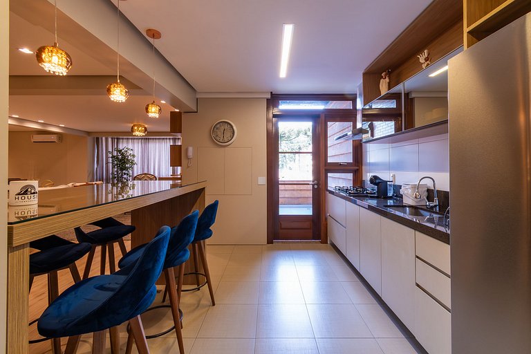 Duplex c/ Hidro 4Q (3 Suítes) a 300m da R. Coberta