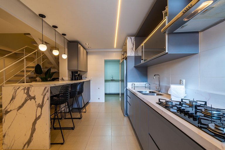 Duplex c/ Hidro 4Q (3 Suítes) a 300m da R. Coberta