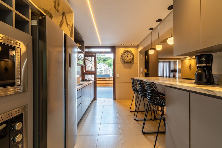 Duplex c/ Hidro 4Q (3 Suítes) a 300m da R. Coberta