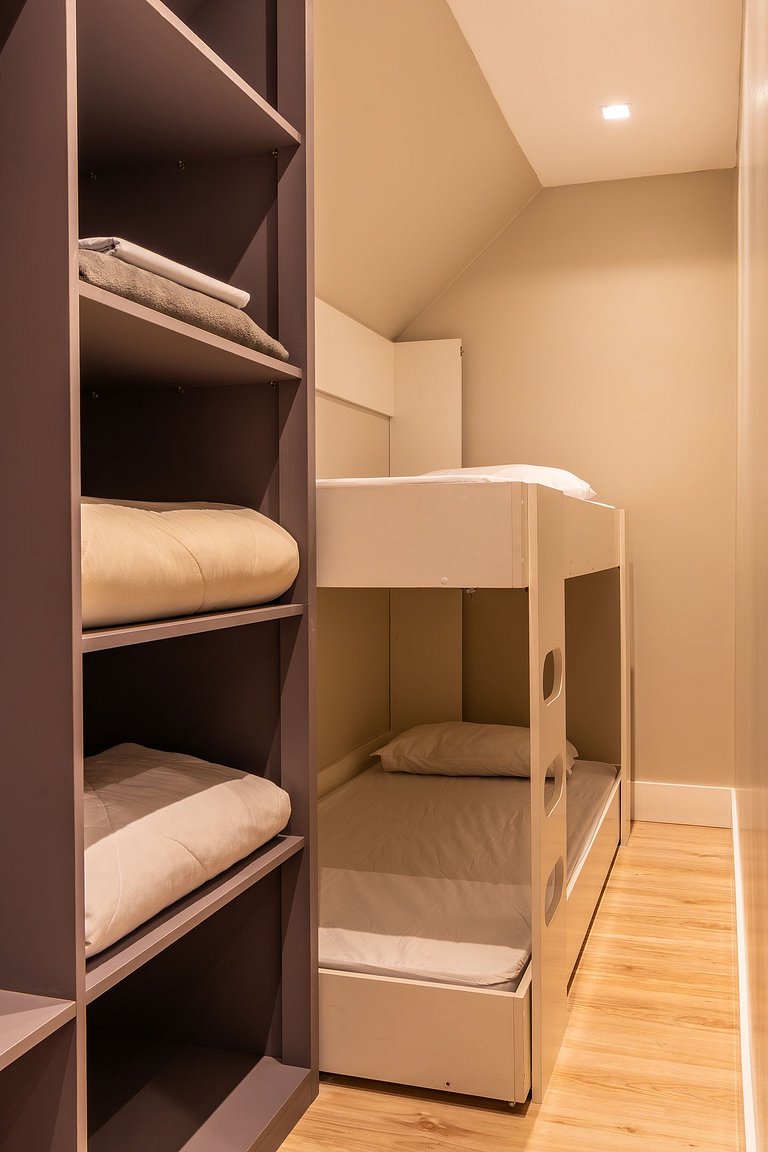 Duplex c/ Hidro 3 Suítes (4Q) a 300m da R. Coberta