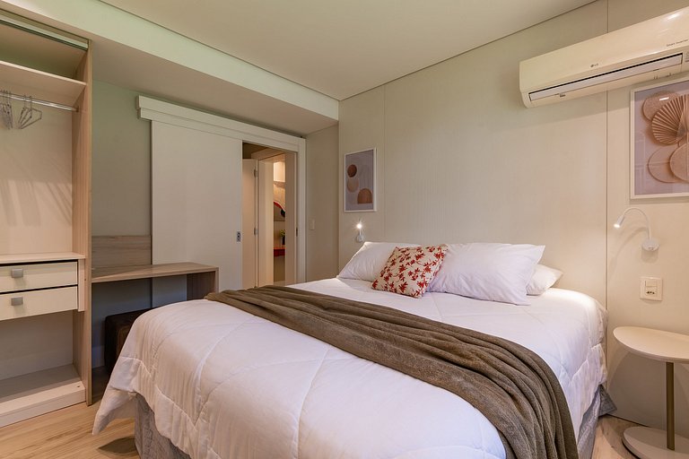APTO DE LUXO À 300mts RUA COBERTA, 2 SUÍTES, MOBILIADO