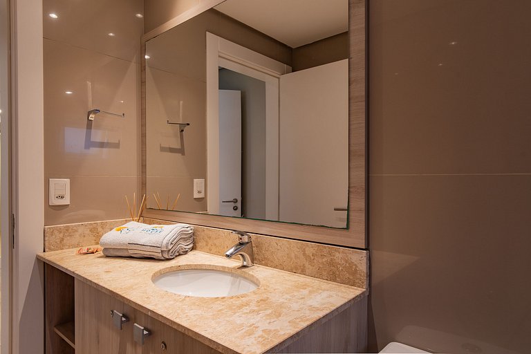 APTO DE LUXO À 300mts RUA COBERTA, 2 SUÍTES, MOBILIADO